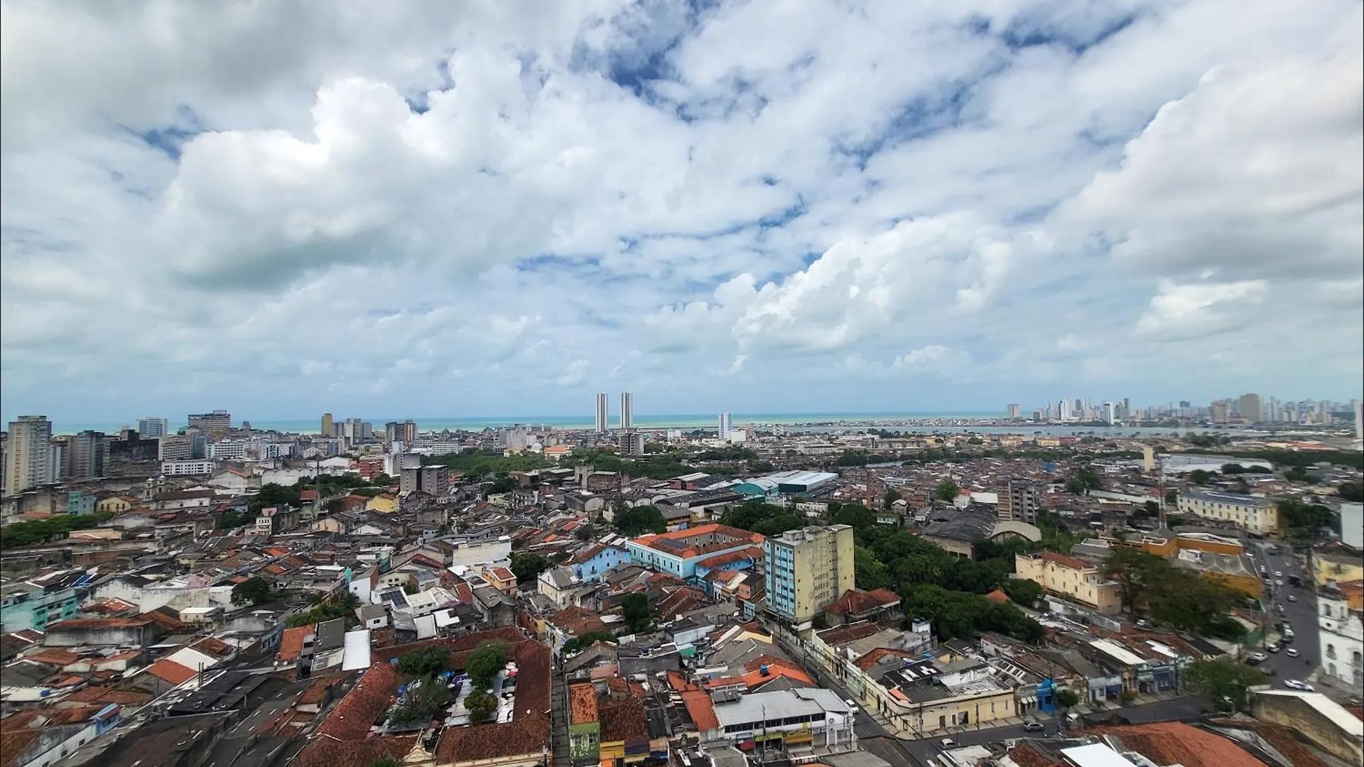 Confortavel Apartamento Com 2 Quartos, Sendo Um Suite, Varanda, Ampla Sala, Cozinha Area De Servico E Banheiro Social Recife